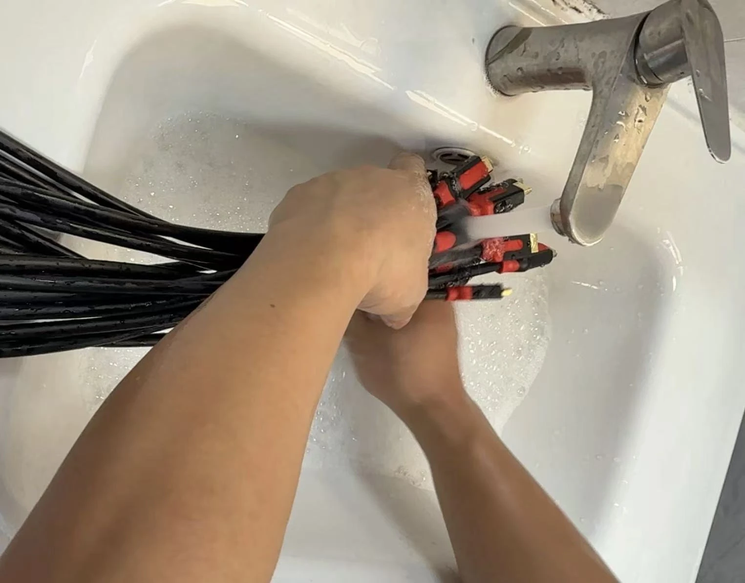 How To Clean HDMI Cables With Soap And Water | HD Era